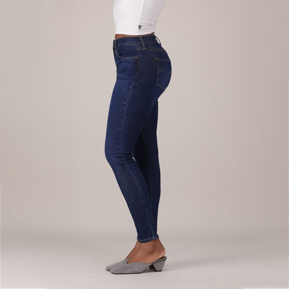 LEVI'S® WOMEN'S CURVY HIGH-RISE SUPER SKINNY  - MED INDIGO - WORN IN
