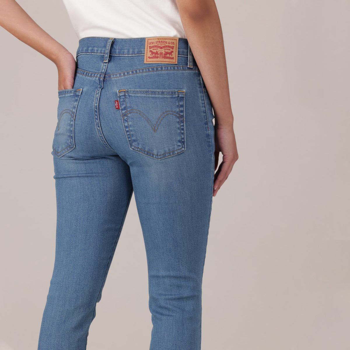 LEVI'S® WOMEN'S 720 HIGH-RISE SUPER SKINNY JEANS - LIGHT INDIGO - WORN IN