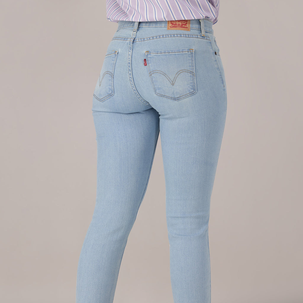 LEVI'S® WOMEN'S CURVY STRAIGHT  - MED INDIGO - WORN IN