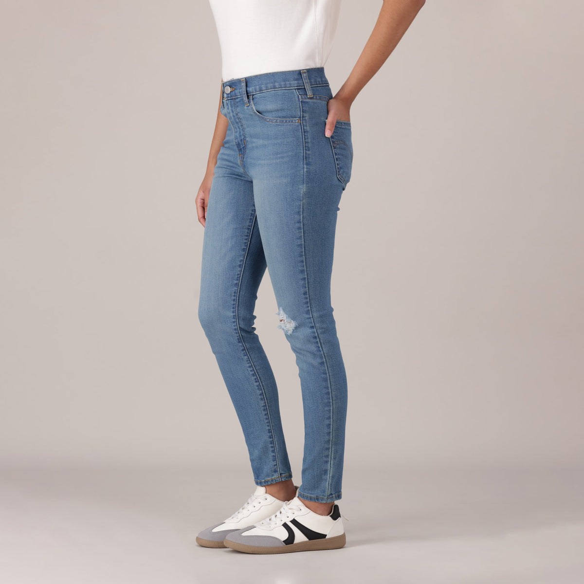 LEVI'S® WOMEN'S 720 HIGH-RISE SUPER SKINNY JEANS - LIGHT INDIGO - WORN IN