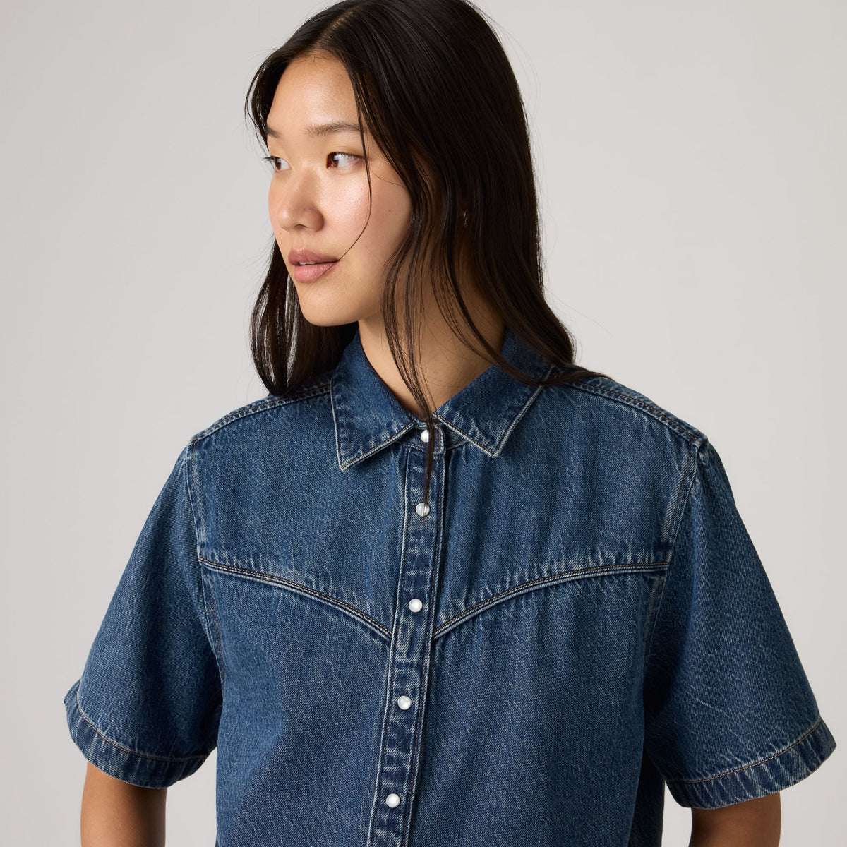 LEVI'S® WOMEN'S LOGAN SHORT-SLEEVE DENIM SHIRT - DARK INDIGO - WORN IN