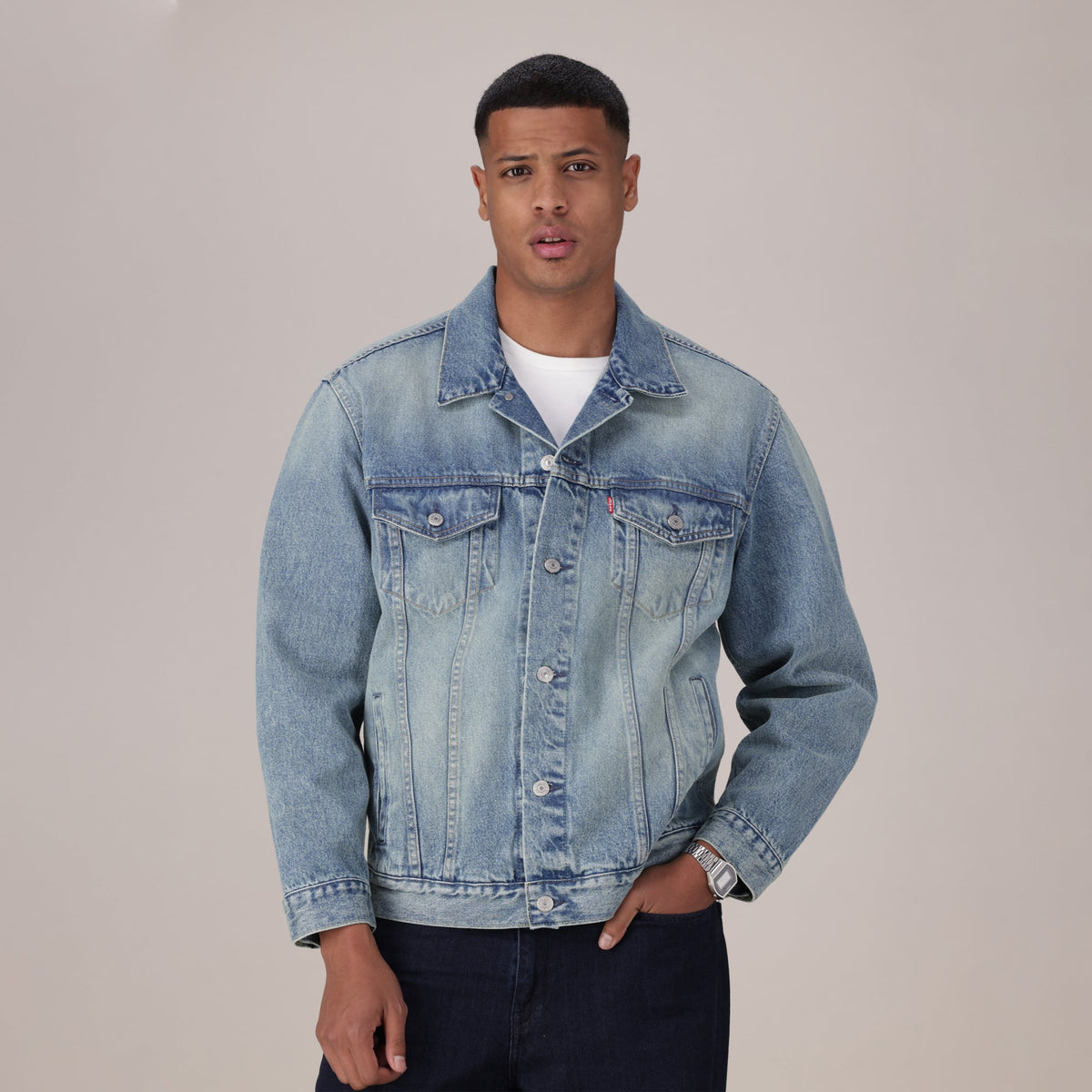 LEVI'S® MEN'S RELAXED TRUCKER JACKET - MED INDIGO - WORN IN