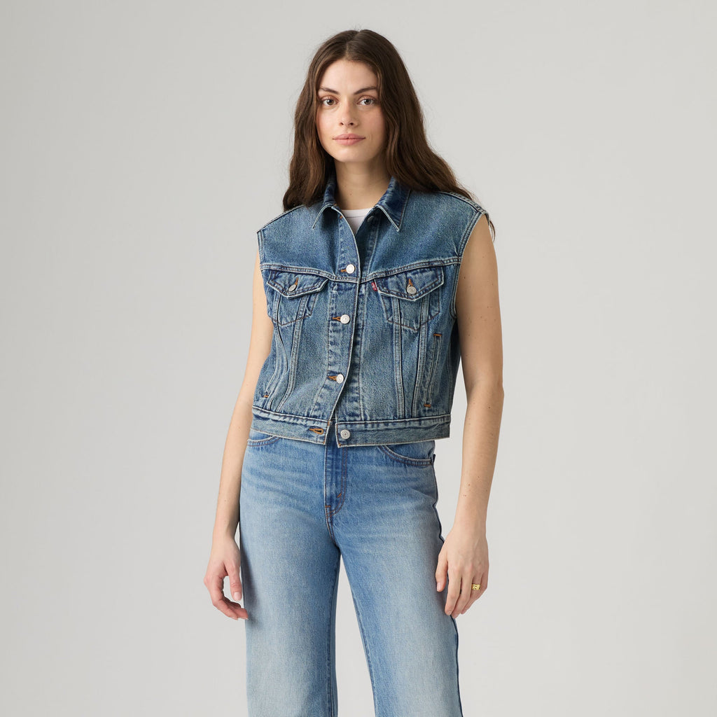 LEVI'S® WOMEN'S SHRUNKEN '90S TRUCKER VEST - LIGHT INDIGO - WORN IN