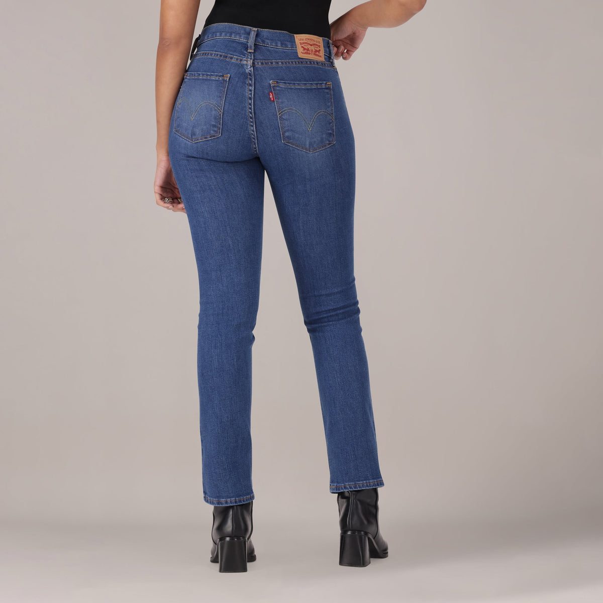 LEVI'S® WOMEN'S CURVY STRAIGHT  - MED INDIGO - WORN IN